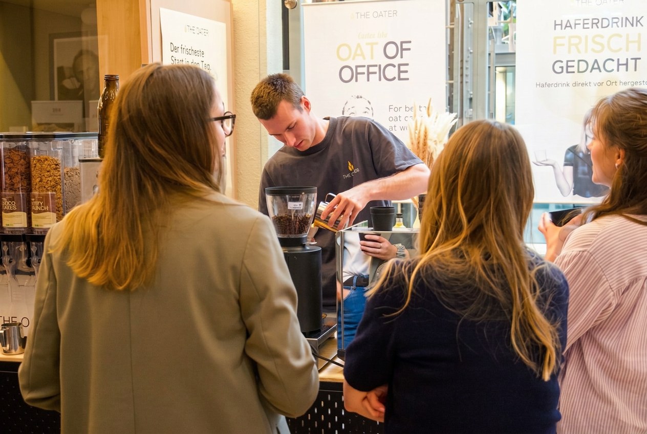 Benji schenkt Gästen an der The Oater Kaffeebar einen Drink ein