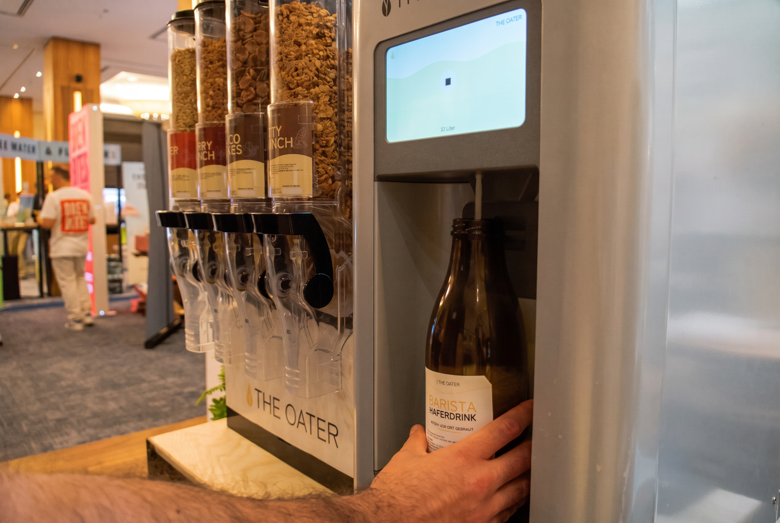 Frischer Haferdrink wird neben den Breakfast Bases direkt in eine The Oater Flasche abgefüllt