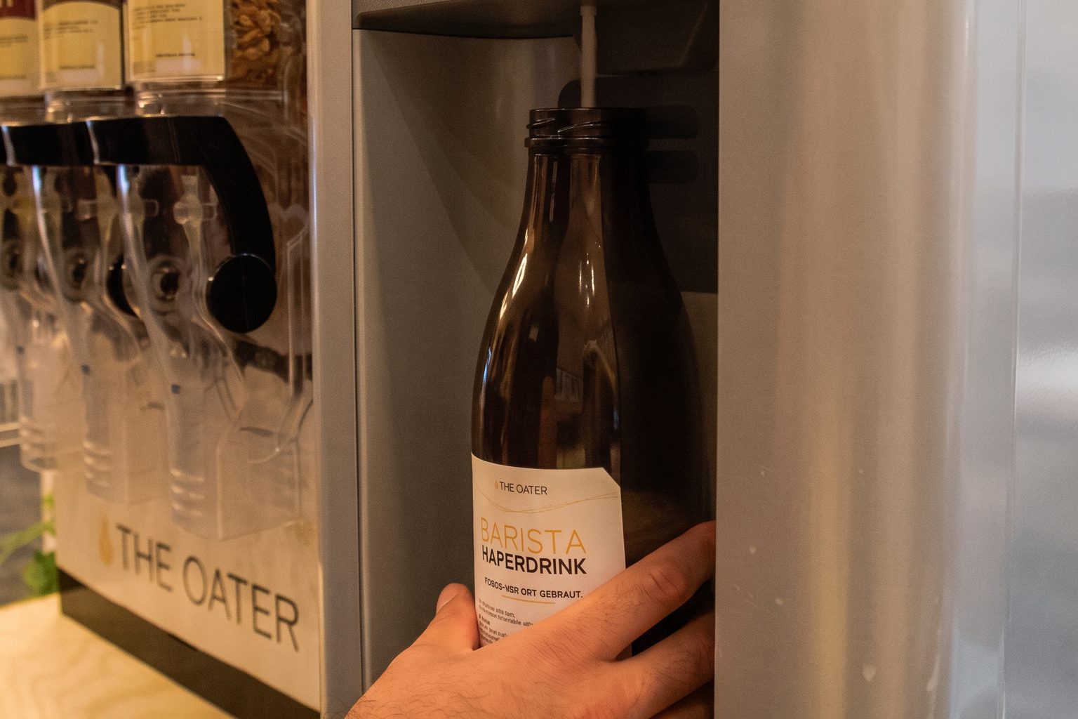 Frischer Haferdrink wird aus der The Oater Maschine abgefüllt