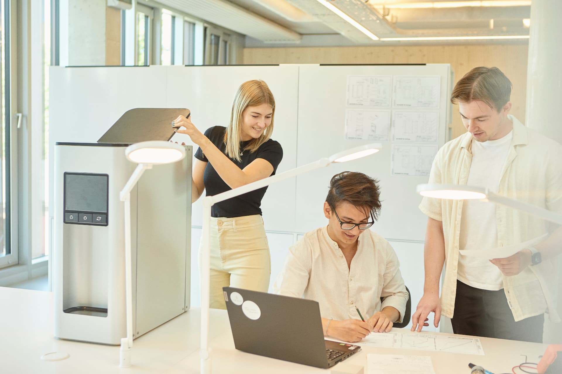 The Oater Entwicklungsteam arbeitet gemeinsam an der Barista Maschine
