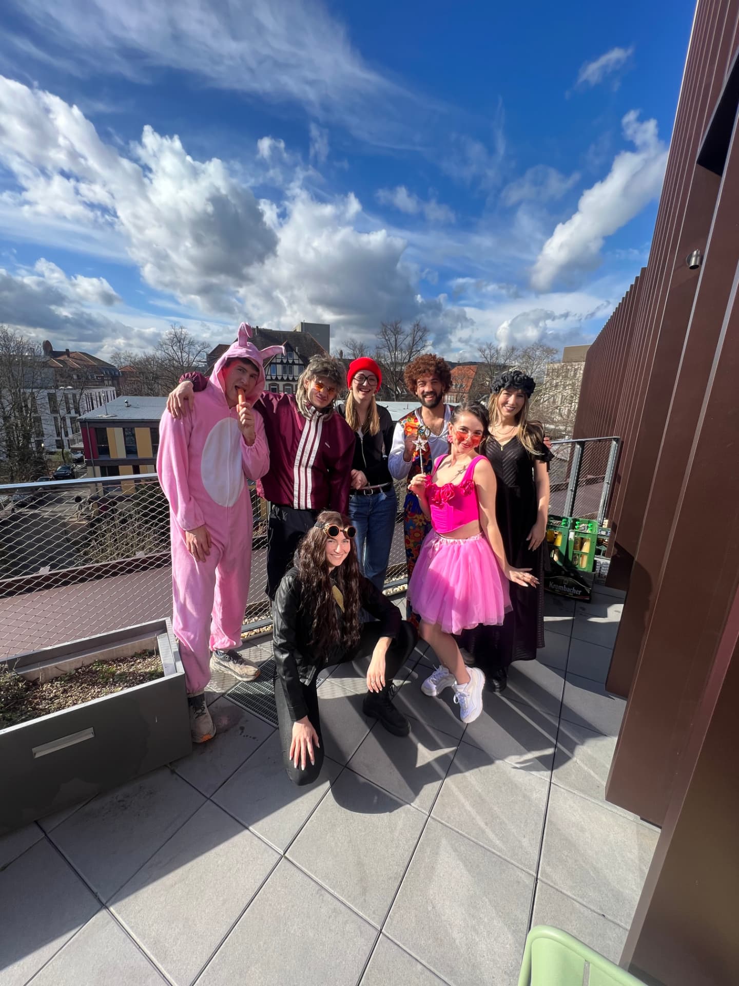 Teammitglieder in Kostümen auf der Dachterrasse