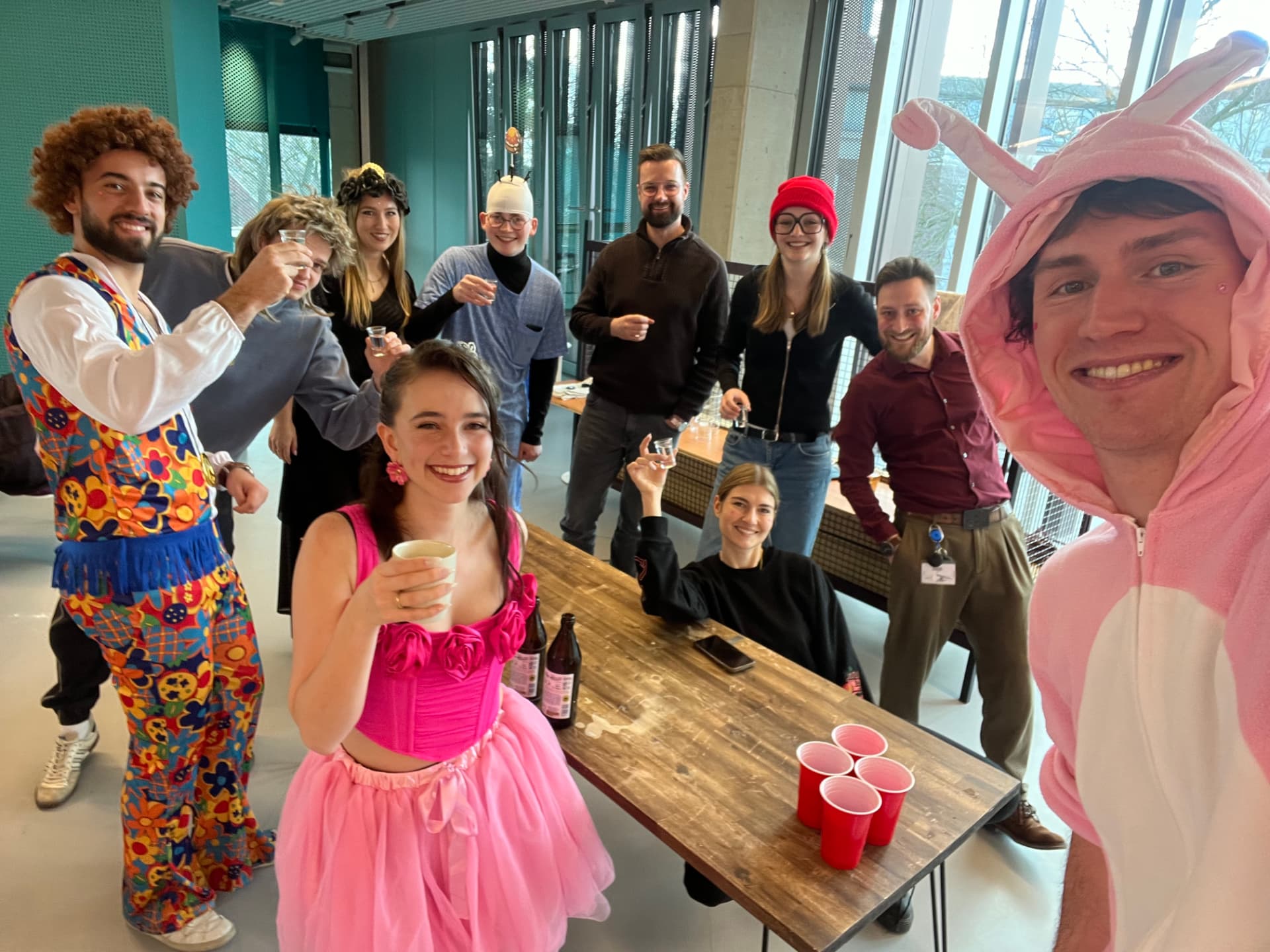 Das OATeam in Kostümen bei der Karnevalsfeier im Office