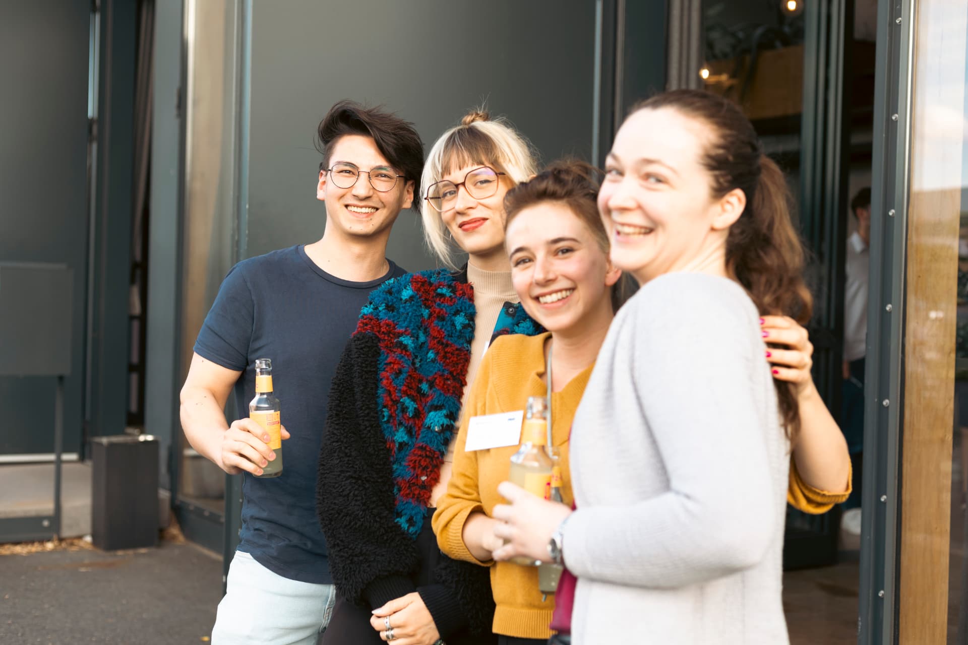 Teammitglieder lachen gemeinsam bei einem Aperitivo