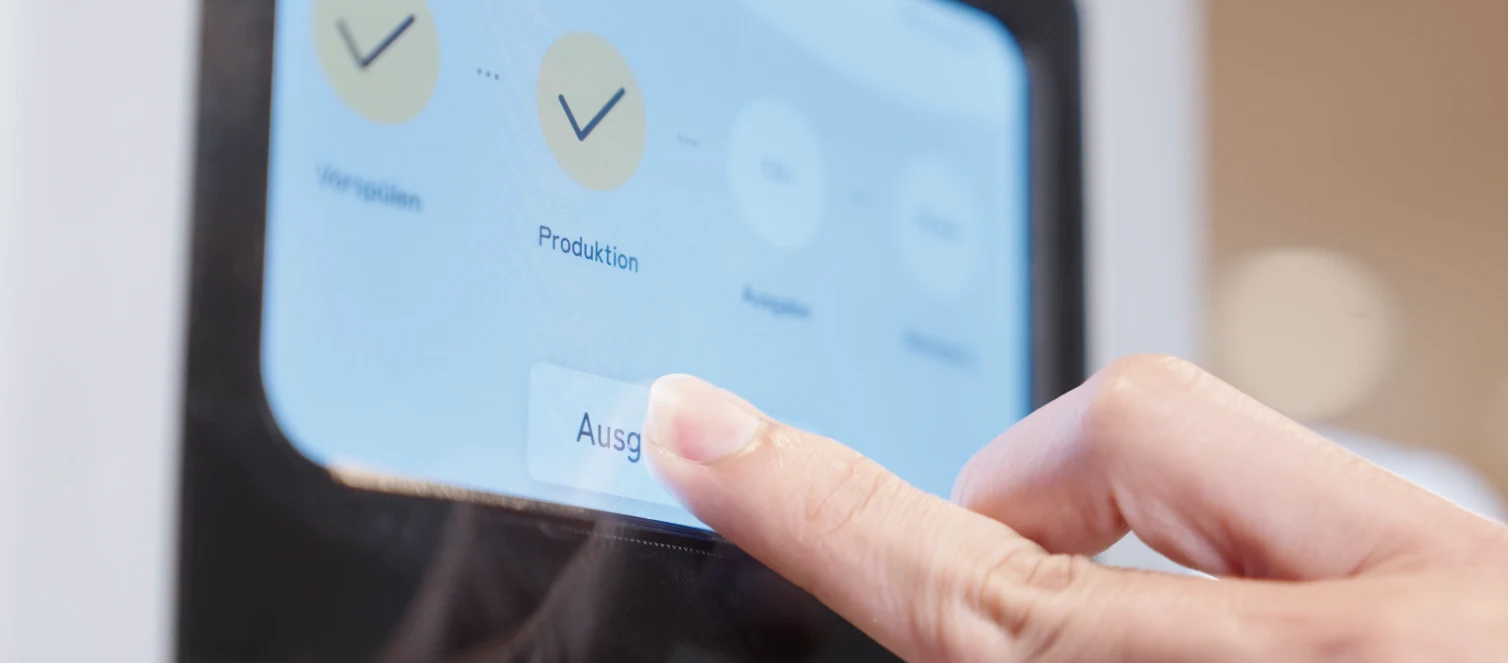 Ein Fingertipp auf dem Touchscreen startet die Haferdrinkausgabe