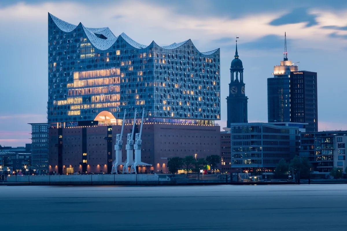 Elbphilharmonie und Michel in Hamburg in der Abenddämmerung über der Elbe
