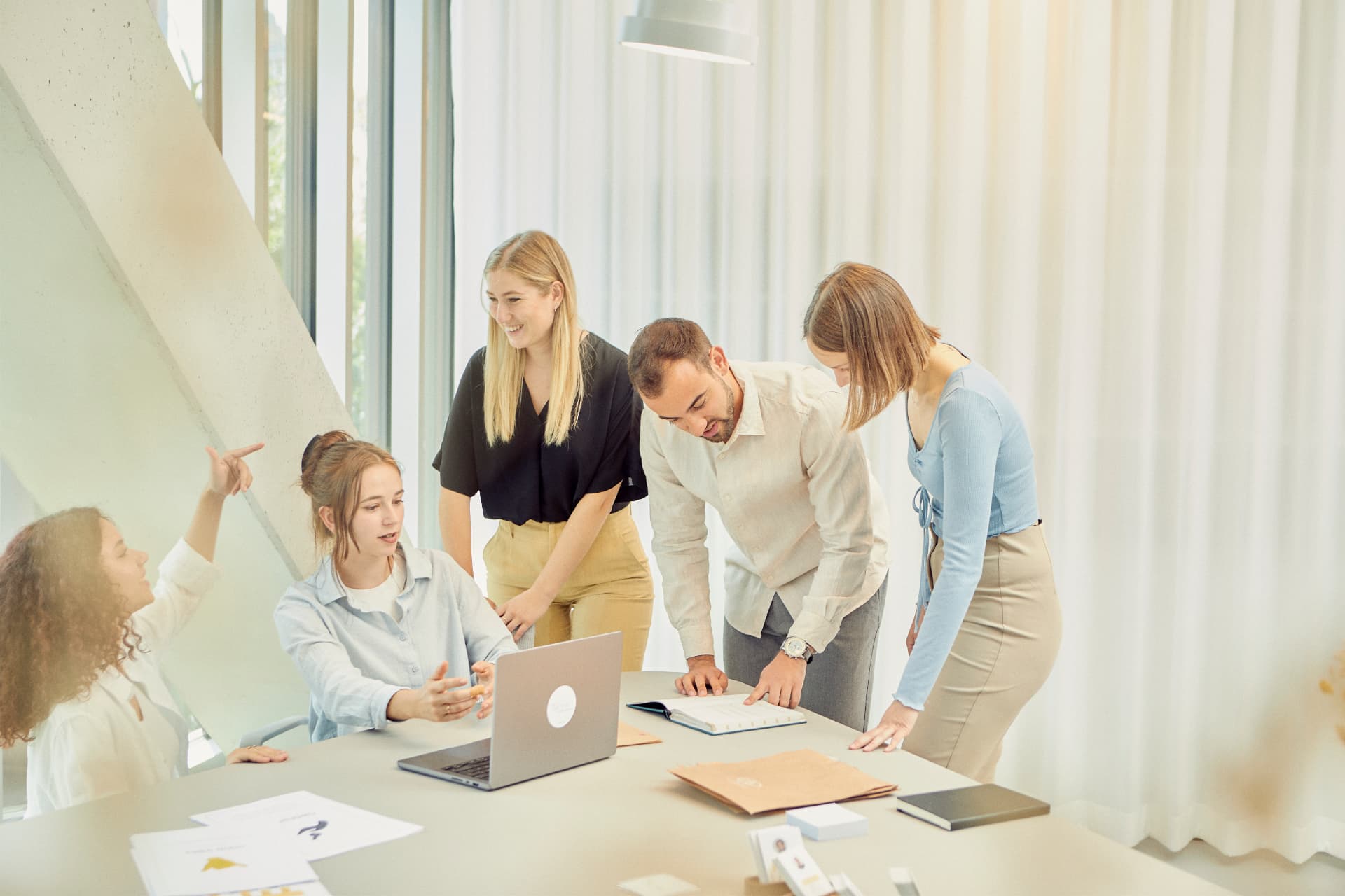 The Oater Team arbeitet gemeinsam in einem Workshop im Kölner Büro